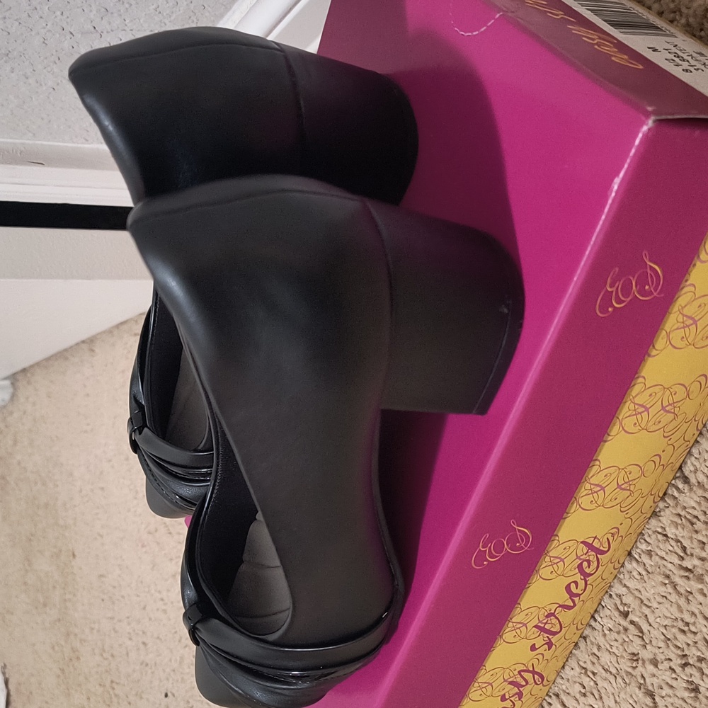 Easy Street Women's Elegant Black Work Heels